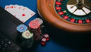 Multi-sport dashboard showing Liga 1 and live casino tables